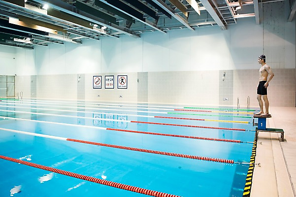 포토 JPG 전신 응시 남자 수영장 실내 한명 서기 20대 성인 취미 옆모습 한국인 스타트대 성인남자한명만 실내수영장 국내포토 1 시선 뷰포인트 모션 사람 동양인 청년 내부 수영용품 남자한명만 성인남자만 파일형식