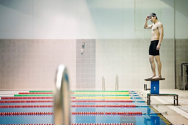 포토 JPG 전신 응시 남자 수영장 실내 한명 서기 20대 성인 취미 옆모습 한국인 스타트대 성인남자한명만 실내수영장 국내포토 1 시선 뷰포인트 모션 사람 동양인 청년 내부 수영용품 남자한명만 성인남자만 파일형식
