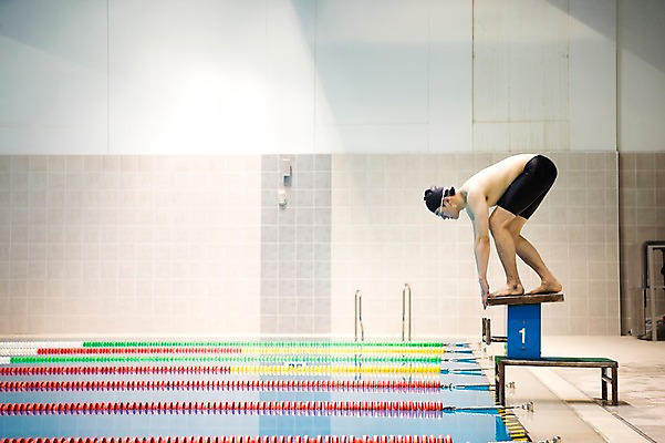 포토 JPG 전신 남자 수영장 실내 한명 서기 20대 성인 취미 옆모습 한국인 준비자세 스타트대 성인남자한명만 실내수영장 국내포토 1 뷰포인트 포즈 모션 사람 동양인 청년 내부 준비 수영용품 남자한명만 성인남자만 파일형식