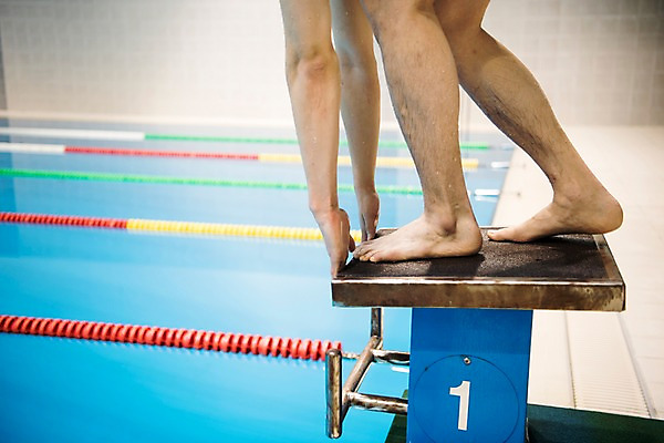 포토 JPG 남자 수영장 실내 한명 서기 20대 성인 취미 옆모습 한국인 하반신 준비자세 스타트대 성인남자한명만 실내수영장 국내포토 1 뷰포인트 포즈 모션 사람 동양인 청년 내부 준비 수영용품 남자한명만 성인남자만 파일형식