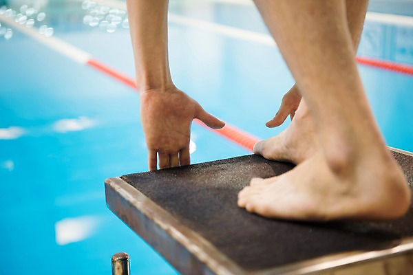 포토 JPG 남자 수영장 실내 한명 서기 20대 성인 취미 뒷모습 한국인 하반신 준비자세 스타트대 성인남자한명만 실내수영장 국내포토 1 뷰포인트 포즈 모션 사람 동양인 청년 내부 준비 수영용품 남자한명만 성인남자만 파일형식