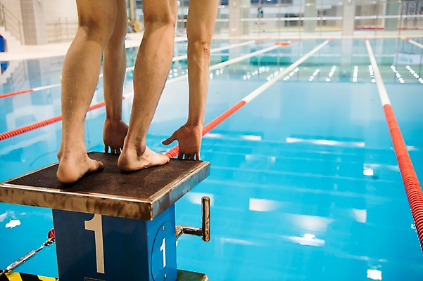 포토 JPG 남자 수영장 실내 한명 서기 20대 성인 취미 뒷모습 한국인 하반신 준비자세 스타트대 성인남자한명만 실내수영장 국내포토 1 뷰포인트 포즈 모션 사람 동양인 청년 내부 준비 수영용품 남자한명만 성인남자만 파일형식