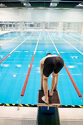 포토 JPG 전신 남자 수영장 실내 한명 서기 20대 성인 취미 뒷모습 한국인 준비자세 스타트대 성인남자한명만 실내수영장 국내포토 1 뷰포인트 포즈 모션 사람 동양인 청년 내부 준비 수영용품 남자한명만 성인남자만 파일형식