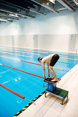 포토 JPG 전신 남자 수영장 실내 한명 서기 20대 성인 취미 옆모습 한국인 준비자세 스타트대 성인남자한명만 실내수영장 국내포토 1 뷰포인트 포즈 모션 사람 동양인 청년 내부 준비 수영용품 남자한명만 성인남자만 파일형식