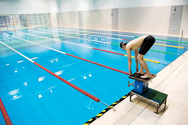 포토 JPG 전신 남자 수영장 실내 한명 서기 20대 성인 취미 옆모습 한국인 준비자세 스타트대 성인남자한명만 실내수영장 국내포토 1 뷰포인트 포즈 모션 사람 동양인 청년 내부 준비 수영용품 남자한명만 성인남자만 파일형식