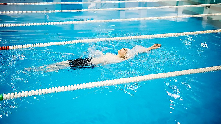 포토 JPG 전신 남자 수영장 실내 한명 20대 성인 취미 옆모습 한국인 배영 성인남자한명만 실내수영장 국내포토 1 뷰포인트 사람 동양인 청년 내부 수영 남자한명만 성인남자만 파일형식