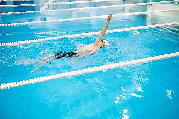 포토 JPG 전신 남자 수영장 실내 한명 20대 성인 취미 옆모습 한국인 배영 성인남자한명만 실내수영장 국내포토 1 뷰포인트 사람 동양인 청년 내부 수영 남자한명만 성인남자만 파일형식