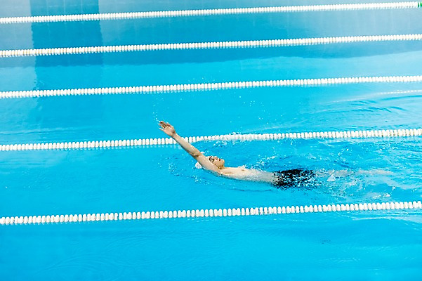포토 JPG 전신 남자 수영장 실내 한명 20대 성인 취미 옆모습 한국인 배영 성인남자한명만 실내수영장 국내포토 1 뷰포인트 사람 동양인 청년 내부 수영 남자한명만 성인남자만 파일형식