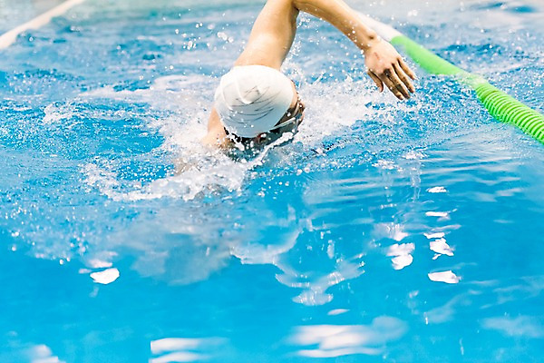 포토 JPG 남자 수영장 실내 한명 상반신 20대 성인 취미 앞모습 한국인 자유형 성인남자한명만 실내수영장 국내포토 1 뷰포인트 사람 동양인 청년 내부 수영 남자한명만 성인남자만 파일형식