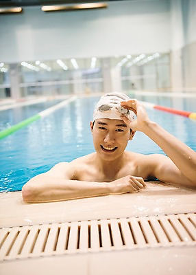 포토 JPG 남자 수영장 실내 한명 미소 상반신 20대 성인 취미 앞모습 한국인 성인남자한명만 실내수영장 국내포토 1 뷰포인트 표정 사람 동양인 청년 내부 남자한명만 성인남자만 파일형식 인종 남자만 성인만