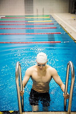 포토 JPG 남자 수영장 실내 한명 서기 상반신 20대 성인 취미 앞모습 한국인 오르기 성인남자한명만 실내수영장 국내포토 1 뷰포인트 모션 사람 동양인 청년 내부 남자한명만 성인남자만 파일형식 인종 남자만 성인만