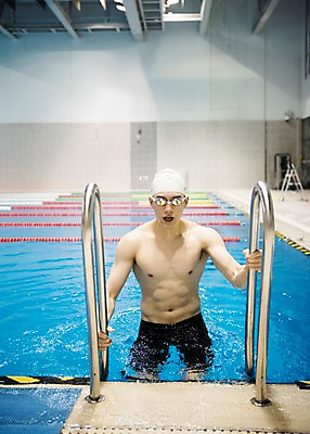 포토 JPG 남자 수영장 실내 한명 서기 상반신 20대 성인 취미 앞모습 한국인 오르기 성인남자한명만 실내수영장 국내포토 1 뷰포인트 모션 사람 동양인 청년 내부 남자한명만 성인남자만 파일형식