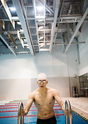 포토 JPG 남자 수영장 실내 한명 서기 상반신 20대 성인 취미 앞모습 한국인 오르기 성인남자한명만 실내수영장 국내포토 1 뷰포인트 모션 사람 동양인 청년 내부 남자한명만 성인남자만 파일형식