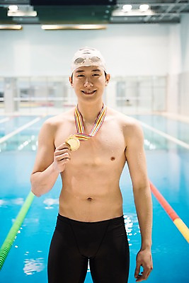 포토 JPG 남자 수영장 실내 한명 서기 미소 상반신 20대 성인 취미 앞모습 한국인 우승 금메달 성인남자한명만 실내수영장 국내포토 1 뷰포인트 모션 표정 사람 동양인 청년 내부 최고 메달 남자한명만 성인남자만 파일형식