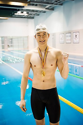 포토 JPG 남자 수영장 실내 한명 서기 미소 상반신 20대 성인 취미 앞모습 파이팅 한국인 우승 금메달 성인남자한명만 실내수영장 국내포토 1 뷰포인트 모션 표정 사람 동양인 청년 내부 최고 메달 남자한명만 성인남자만 파일형식