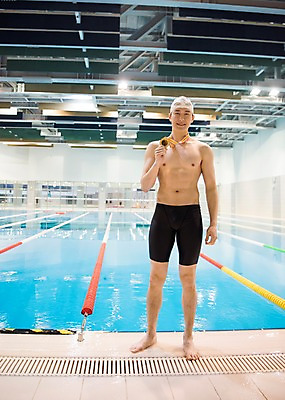 포토 JPG 전신 남자 수영장 실내 한명 서기 미소 20대 성인 취미 앞모습 한국인 우승 금메달 성인남자한명만 실내수영장 국내포토 1 뷰포인트 모션 표정 사람 동양인 청년 내부 최고 메달 남자한명만 성인남자만 파일형식