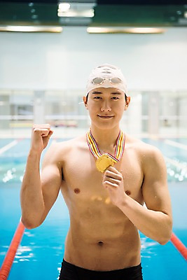 포토 JPG 남자 수영장 실내 한명 서기 미소 상반신 20대 성인 취미 앞모습 파이팅 한국인 우승 금메달 성인남자한명만 실내수영장 국내포토 1 뷰포인트 모션 표정 사람 동양인 청년 내부 최고 메달 남자한명만 성인남자만 파일형식 인종 상 남자만 성인만 상패