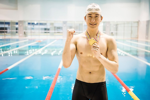 포토 JPG 남자 수영장 실내 한명 서기 미소 상반신 20대 성인 취미 앞모습 파이팅 한국인 우승 금메달 성인남자한명만 실내수영장 국내포토 1 뷰포인트 모션 표정 사람 동양인 청년 내부 최고 메달 남자한명만 성인남자만 파일형식