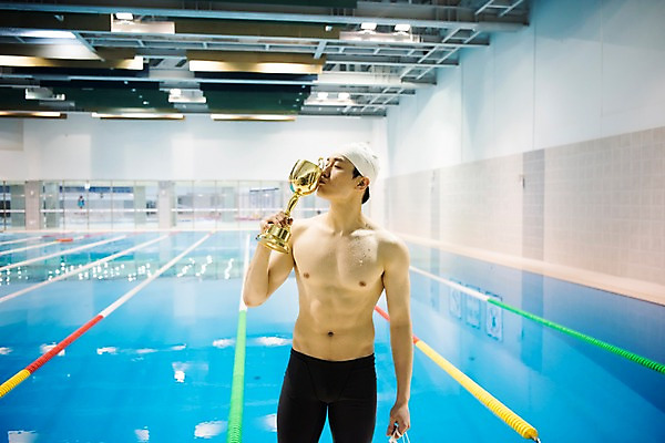 포토 JPG 남자 키스 수영장 실내 한명 서기 상반신 20대 성인 취미 앞모습 한국인 우승 트로피 성인남자한명만 실내수영장 국내포토 1 뷰포인트 모션 사람 동양인 청년 내부 최고 상_우승 애정표현 남자한명만 성인남자만 파일형식