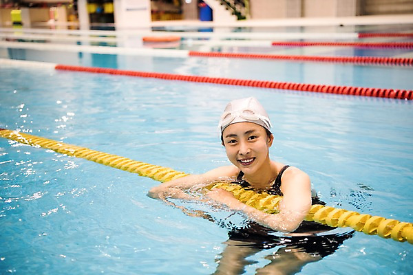 포토 JPG 여자 수영장 실내 한명 서기 미소 상반신 성인 취미 앞모습 30대 한국인 성인여자한명만 실내수영장 국내포토 1 뷰포인트 모션 표정 사람 동양인 내부 장년 여자한명만 성인여자만 파일형식