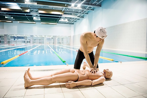 포토 JPG 전신 남자 수영장 실내 한명 20대 성인 앞모습 한국인 마네킹 심폐소생술 인명구조 성인남자한명만 실내수영장 국내포토 1 뷰포인트 사람 동양인 청년 내부 구조원 남자한명만 성인남자만 파일형식