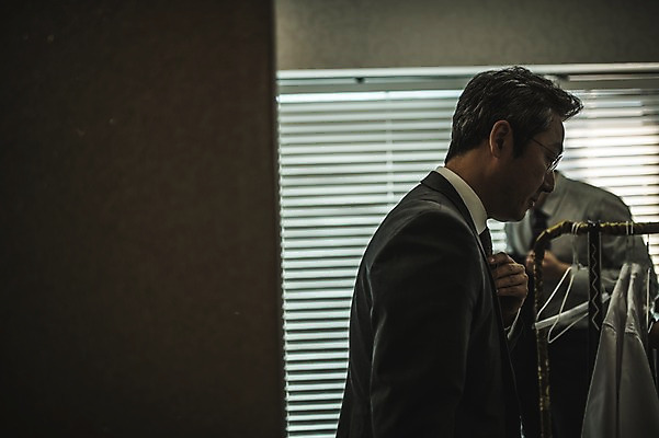 포토 JPG 남자 40대 중년 넥타이 실내 서기 사람 정장 상반신 20대 성인 두명 옆모습 한국인 블라인드 옷걸이 패션디자이너 창가 옷입기 남자만 국내포토 잡화 옷 뷰포인트 창문 모션 동양인 청년 내부 커튼 디자이너 파일형식