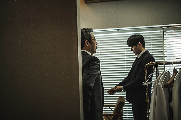 포토 JPG 응시 남자 40대 중년 의자 실내 서기 사람 정장 상반신 20대 성인 두명 옆모습 한국인 블라인드 옷걸이 패션디자이너 창가 옷입기 남자만 국내포토 시선 옷 뷰포인트 가구 창문 모션 동양인 청년 내부 커튼 디자이너 파일형식