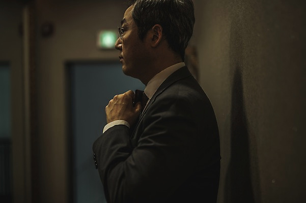 포토 JPG 응시 남자 40대 중년 넥타이 실내 한명 서기 사람 정장 손짓 상반신 옆모습 문 한국인 패션디자이너 장인 비상구 중년남자한명만 국내포토 1 시선 잡화 옷 뷰포인트 모션 동양인 성인 내부 디자이너 남자한명만 중년남자만 파일형식