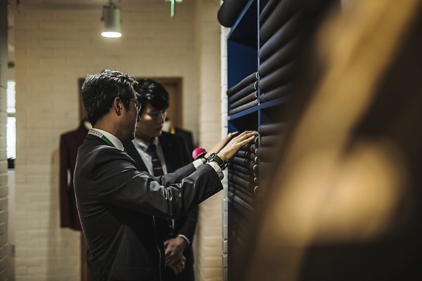 포토 JPG 응시 남자 40대 중년 전등 선반 실내 종류 설명 서기 사람 정장 손짓 상반신 20대 성인 두명 앞모습 옆모습 문 한국인 직물 잡기 가르침 마네킹 패션디자이너 바늘꽂이 제자 실습 장인 신입 남자만 국내포토 시선 옷 교육 뷰포인트 가구 모션 조명 동양인 청년 내부 디자이너 꽂이 파일형식