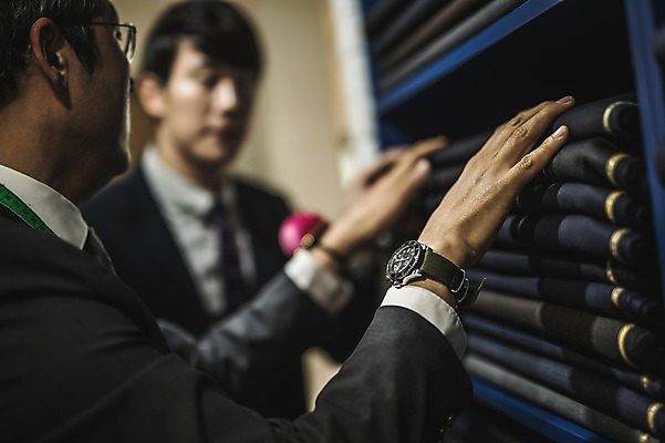 포토 JPG 손 응시 남자 40대 중년 선반 실내 종류 설명 서기 사람 정장 손짓 상반신 20대 성인 두명 앞모습 옆모습 신체부위 만지기 한국인 직물 가르침 패션디자이너 제자 실습 장인 신입 남자만 국내포토 시선 옷 교육 뷰포인트 가구 모션 동양인 청년 내부 디자이너 파일형식