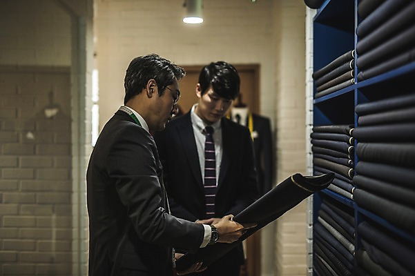 포토 JPG 남자 40대 중년 전등 선반 실내 종류 설명 서기 사람 정장 손짓 상반신 20대 성인 두명 앞모습 옆모습 문 만지기 한국인 직물 가르침 패션디자이너 제자 실습 장인 신입 남자만 국내포토 옷 교육 뷰포인트 가구 모션 조명 동양인 청년 내부 디자이너 파일형식