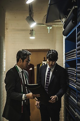 포토 JPG 응시 남자 40대 중년 전등 선반 실내 줄자 종류 설명 서기 들기 사람 정장 상반신 20대 성인 두명 앞모습 옆모습 만지기 한국인 직물 잡기 가르침 패션디자이너 제자 실습 장인 신입 남자만 국내포토 시선 옷 교육 뷰포인트 가구 모션 조명 자 동양인 청년 내부 디자이너 파일형식