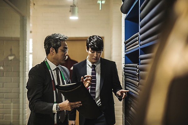 포토 JPG 남자 40대 중년 전등 선반 실내 줄자 종류 설명 서기 사람 정장 손짓 상반신 20대 성인 두명 앞모습 옆모습 한국인 직물 잡기 가르침 패션디자이너 제자 실습 장인 신입 남자만 국내포토 옷 교육 뷰포인트 가구 모션 조명 자 동양인 청년 내부 디자이너 파일형식