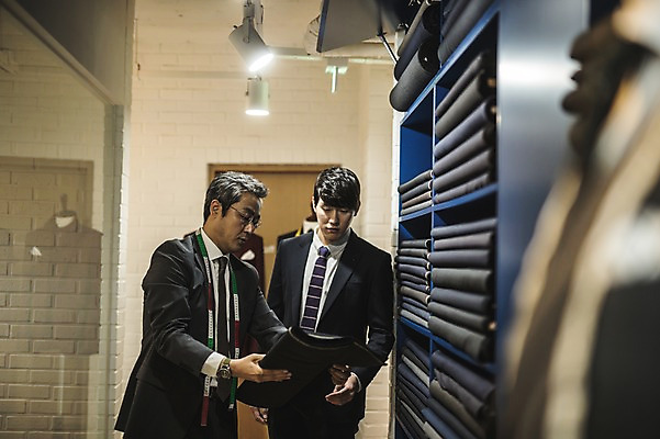 포토 JPG 남자 40대 중년 전등 선반 실내 줄자 설명 서기 사람 정장 손짓 상반신 20대 성인 두명 앞모습 옆모습 만지기 한국인 직물 가르침 패션디자이너 제자 실습 장인 신입 남자만 국내포토 옷 교육 뷰포인트 가구 모션 조명 자 동양인 청년 내부 디자이너 파일형식