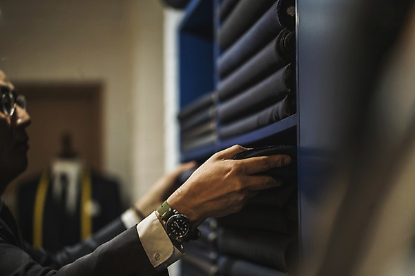 포토 JPG 남자 40대 중년 선반 실내 종류 한명 서기 사람 정장 손짓 상반신 옆모습 아웃포커스 만지기 한국인 양손 직물 마네킹 패션디자이너 장인 꺼내기 중년남자한명만 국내포토 1 손 옷 뷰포인트 가구 모션 촬영기법 동양인 성인 내부 디자이너 남자한명만 중년남자만 파일형식