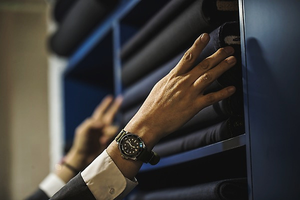 포토 JPG 손 남자 40대 중년 선반 실내 종류 한명 사람 정장 손짓 근접촬영 신체부위 만지기 한국인 양손 직물 패션디자이너 장인 꺼내기 중년남자한명만 국내포토 1 옷 뷰포인트 가구 모션 동양인 성인 내부 디자이너 남자한명만 중년남자만 파일형식