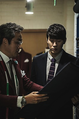 포토 JPG 응시 남자 40대 중년 전등 실내 줄자 설명 서기 들기 사람 정장 손짓 상반신 20대 성인 두명 앞모습 옆모습 만지기 한국인 직물 가르침 패션디자이너 제자 실습 장인 꺼내기 신입 남자만 국내포토 시선 옷 교육 뷰포인트 모션 조명 자 동양인 청년 내부 디자이너 파일형식