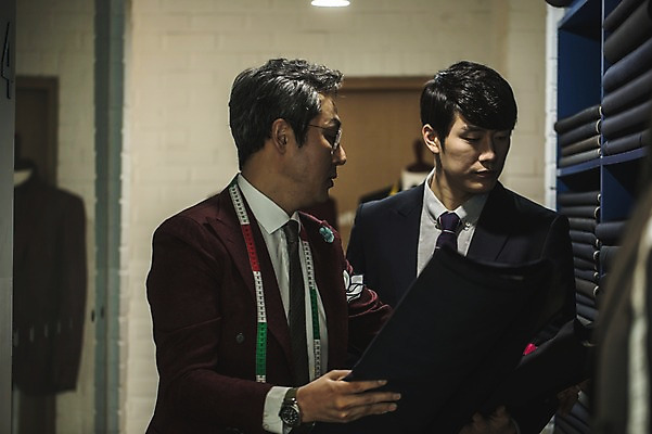 포토 JPG 응시 남자 40대 중년 선반 실내 줄자 설명 서기 들기 사람 정장 상반신 20대 성인 두명 앞모습 옆모습 만지기 한국인 직물 패션디자이너 제자 실습 장인 꺼내기 신입 남자만 국내포토 시선 옷 뷰포인트 가구 모션 자 동양인 청년 내부 디자이너 파일형식