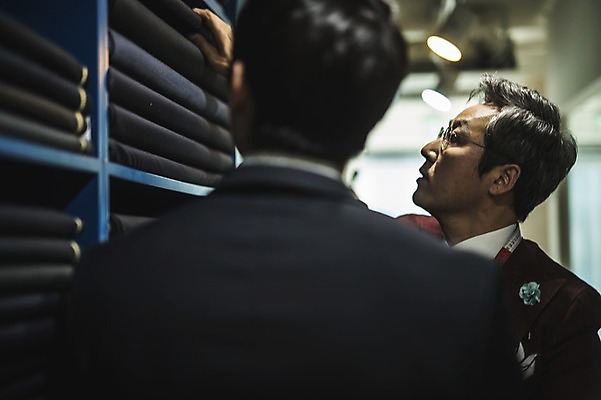 포토 JPG 응시 남자 40대 중년 전등 실내 설명 서기 사람 정장 상반신 20대 성인 두명 옆모습 뒷모습 한국인 직물 잡기 가르침 패션디자이너 제자 실습 장인 꺼내기 신입 남자만 국내포토 시선 옷 교육 뷰포인트 모션 조명 동양인 청년 내부 디자이너 파일형식