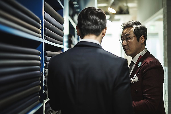 포토 JPG 응시 남자 40대 중년 전등 선반 실내 줄자 종류 대화 설명 서기 사람 정장 상반신 20대 성인 두명 옆모습 뒷모습 한국인 직물 가르침 패션디자이너 제자 실습 장인 신입 남자만 국내포토 시선 옷 교육 뷰포인트 가구 모션 조명 자 말하기 동양인 청년 내부 디자이너 파일형식