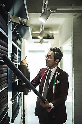 포토 JPG 응시 남자 40대 중년 전등 선반 실내 줄자 한명 서기 사람 정장 손짓 상반신 옆모습 만지기 한국인 직물 마네킹 패션디자이너 서랍장 장인 꺼내기 중년남자한명만 국내포토 1 시선 옷 뷰포인트 가구 모션 조명 자 동양인 성인 내부 디자이너 남자한명만 중년남자만 파일형식