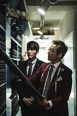 포토 JPG 응시 남자 40대 중년 전등 선반 실내 줄자 서기 들기 사람 정장 상반신 20대 성인 두명 앞모습 옆모습 만지기 한국인 직물 패션디자이너 제자 실습 장인 꺼내기 신입 남자만 국내포토 시선 옷 뷰포인트 가구 모션 조명 자 동양인 청년 내부 디자이너 파일형식