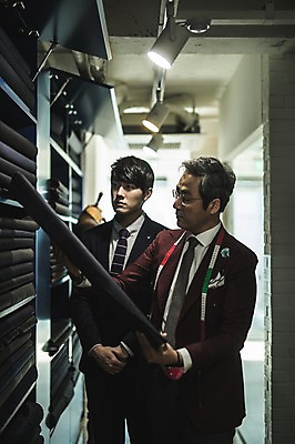 포토 JPG 응시 남자 40대 중년 전등 선반 실내 종류 서기 들기 사람 정장 상반신 20대 성인 두명 앞모습 옆모습 한국인 직물 잡기 패션디자이너 제자 실습 장인 꺼내기 신입 남자만 국내포토 시선 옷 뷰포인트 가구 모션 조명 동양인 청년 내부 디자이너 파일형식