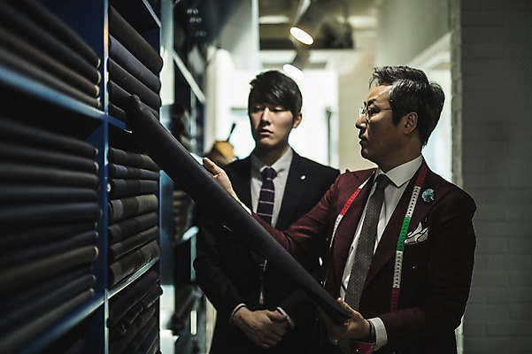 포토 JPG 응시 남자 40대 중년 전등 선반 실내 줄자 종류 서기 들기 사람 정장 상반신 20대 성인 두명 앞모습 옆모습 만지기 한국인 직물 잡기 패션디자이너 제자 실습 장인 꺼내기 신입 남자만 국내포토 시선 옷 뷰포인트 가구 모션 조명 자 동양인 청년 내부 디자이너 파일형식