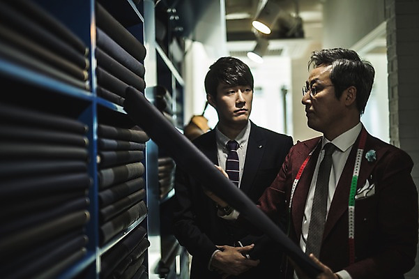 포토 JPG 응시 남자 40대 중년 전등 선반 실내 종류 서기 사람 정장 상반신 20대 성인 두명 앞모습 옆모습 만지기 한국인 직물 패션디자이너 제자 실습 장인 꺼내기 신입 남자만 국내포토 시선 옷 뷰포인트 가구 모션 조명 동양인 청년 내부 디자이너 파일형식