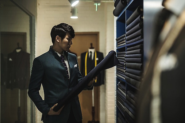 포토 JPG 응시 남자 전등 선반 실내 종류 한명 서기 들기 사람 정장 손짓 상반신 20대 성인 옆모습 만지기 한국인 직물 마네킹 패션디자이너 제자 실습 신입 성인남자한명만 국내포토 1 시선 옷 뷰포인트 가구 모션 조명 동양인 청년 내부 디자이너 남자한명만 성인남자만 파일형식