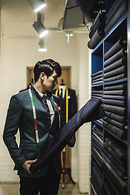 포토 JPG 응시 남자 전등 선반 실내 줄자 한명 서기 사람 정장 손짓 상반신 20대 성인 옆모습 만지기 한국인 직물 마네킹 패션디자이너 제자 실습 신입 성인남자한명만 국내포토 1 시선 옷 뷰포인트 가구 모션 조명 자 동양인 청년 내부 디자이너 남자한명만 성인남자만 파일형식