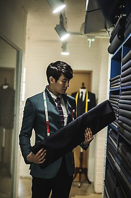 포토 JPG 응시 남자 전등 선반 실내 줄자 한명 서기 들기 사람 정장 상반신 20대 성인 앞모습 만지기 한국인 직물 관찰 마네킹 패션디자이너 제자 실습 신입 성인남자한명만 국내포토 1 시선 옷 뷰포인트 가구 모션 조명 자 동양인 청년 내부 디자이너 남자한명만 성인남자만 파일형식