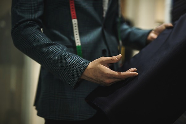 포토 JPG 손 남자 실내 줄자 한명 서기 들기 사람 정장 손짓 상반신 20대 성인 옆모습 신체부위 만지기 한국인 양손 직물 패션디자이너 제자 실습 신입 성인남자한명만 국내포토 1 옷 뷰포인트 모션 자 동양인 청년 내부 디자이너 남자한명만 성인남자만 파일형식