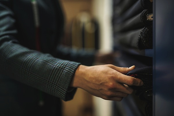 포토 JPG 손 남자 선반 한손 실내 종류 한명 서기 사람 정장 손짓 근접촬영 20대 성인 신체부위 만지기 한국인 직물 패션디자이너 제자 실습 꺼내기 신입 성인남자한명만 국내포토 1 옷 뷰포인트 가구 모션 동양인 청년 내부 디자이너 남자한명만 성인남자만 파일형식